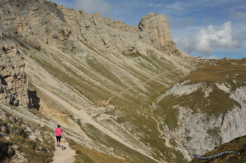 123 In lontananza si intravede il Rifugio Alpe di Tires.JPG